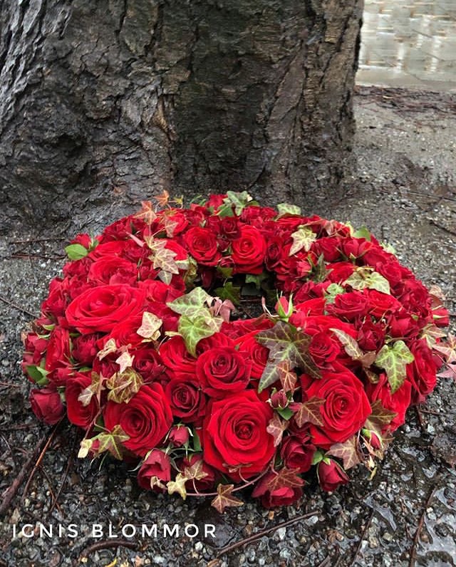 Krans med röda blommor