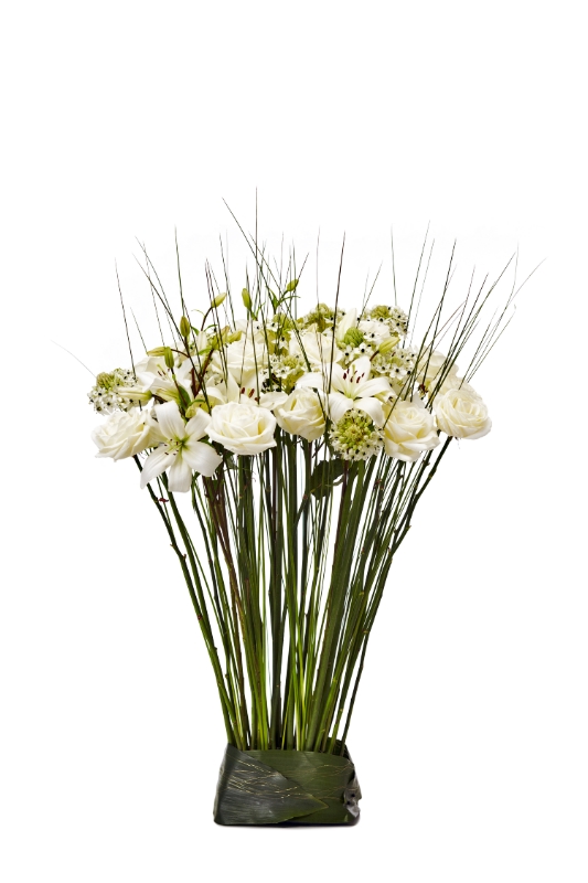 Stående blomsterarrangemang med ros, lilja, stålgräs.