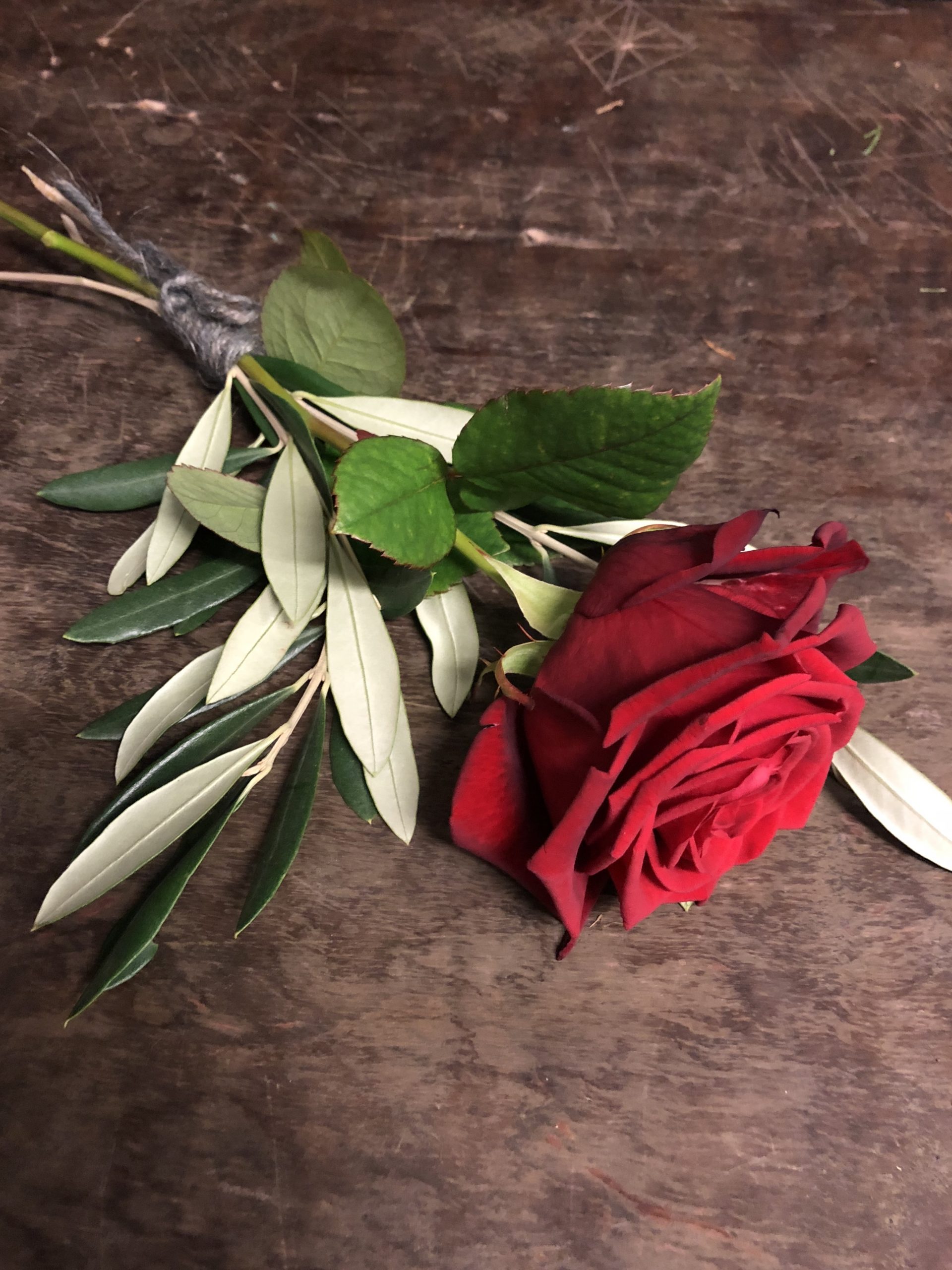 Röd ros med grönt – Ignis Begravningsbyråer