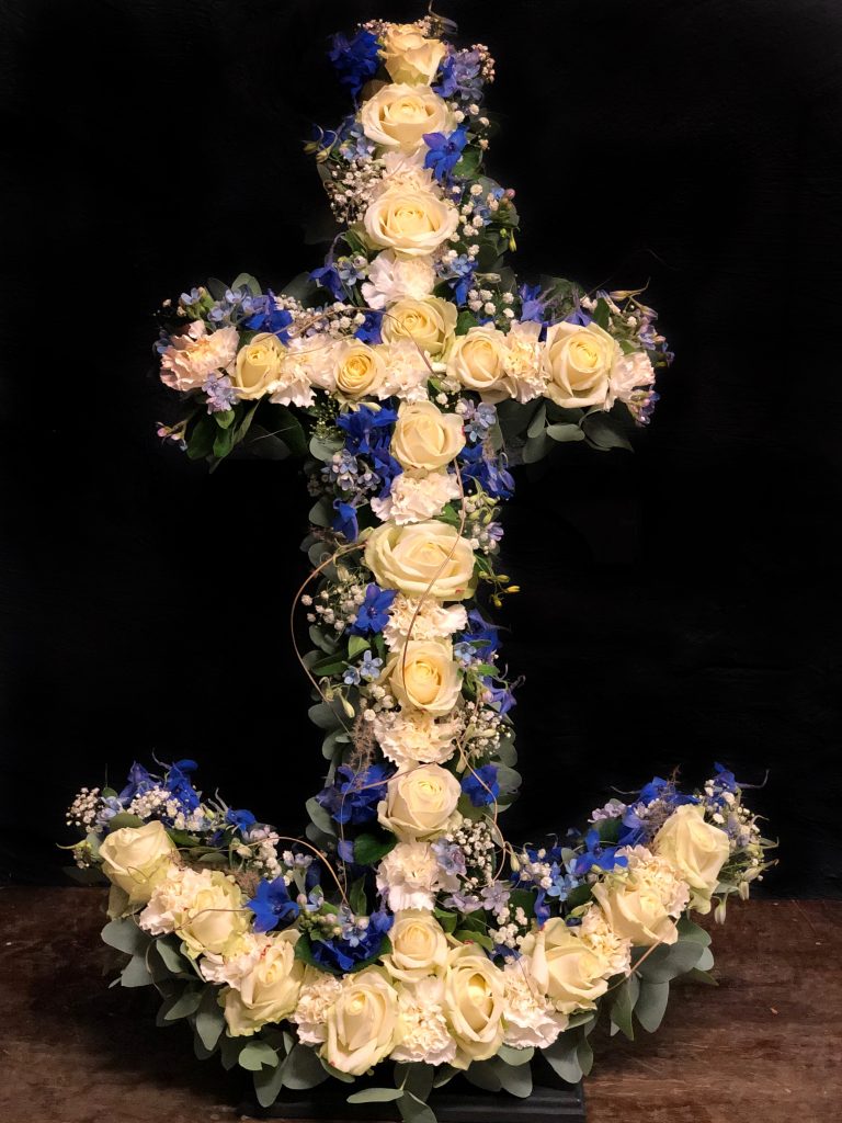 Ett blomsterbinderi i form av ett ankare.