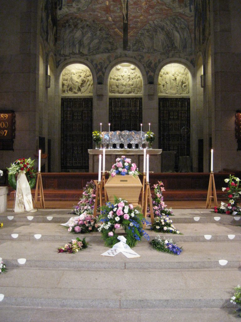 Kista i kyrka med dekorationer