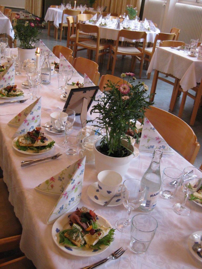 Ett dukat bord med glas, tallrikar och bestick.
