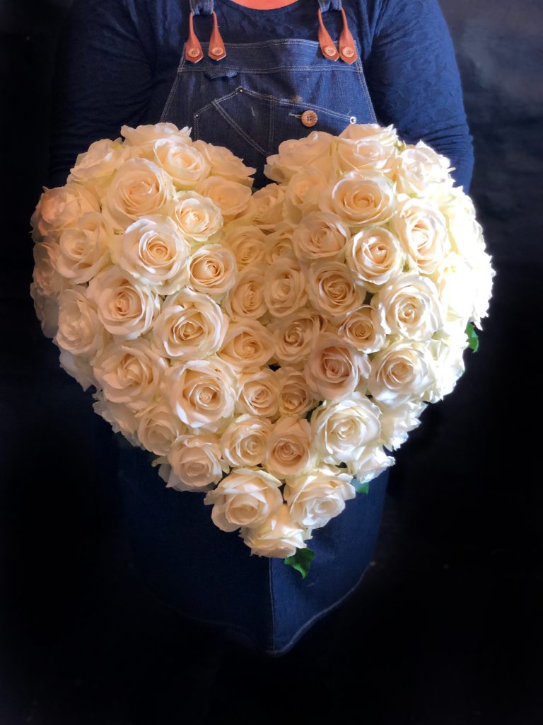 Blommor bundet till hjärta med vita blommor