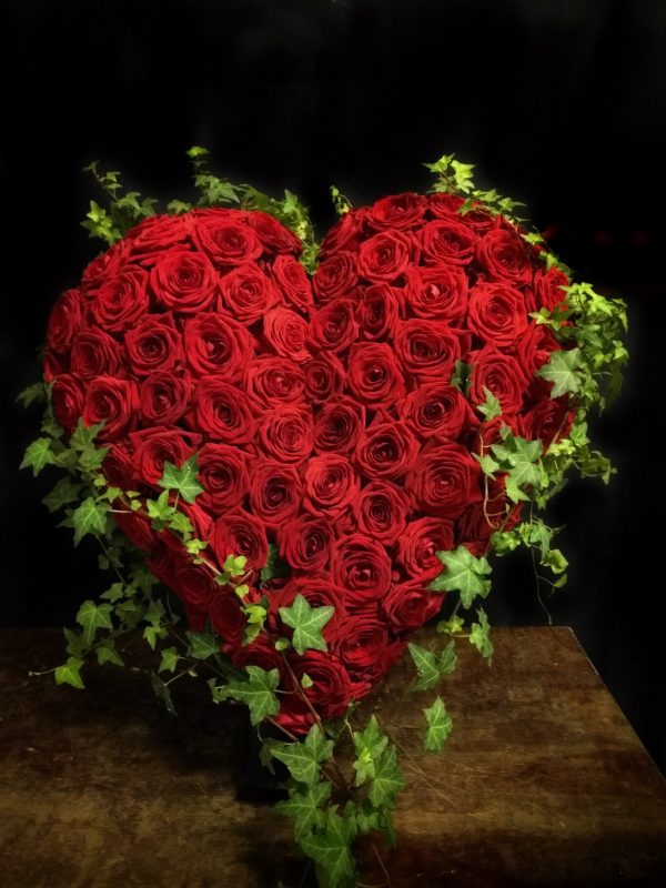 Hjärta bundna av röda rosor