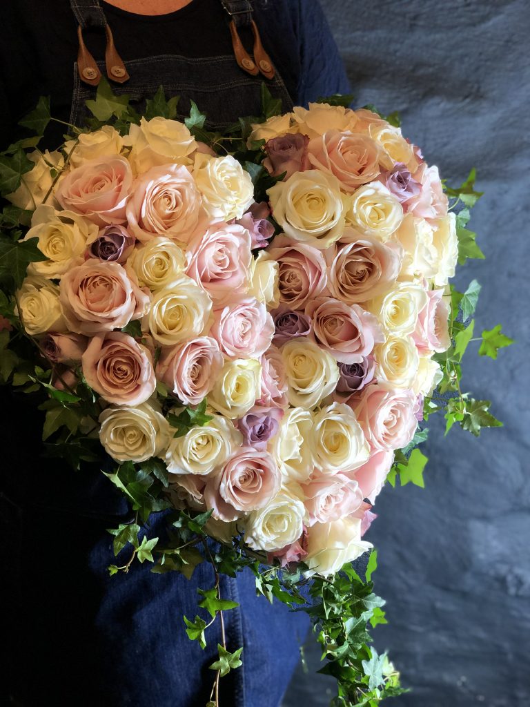 Hjärta bundna med rosa och vita blommor