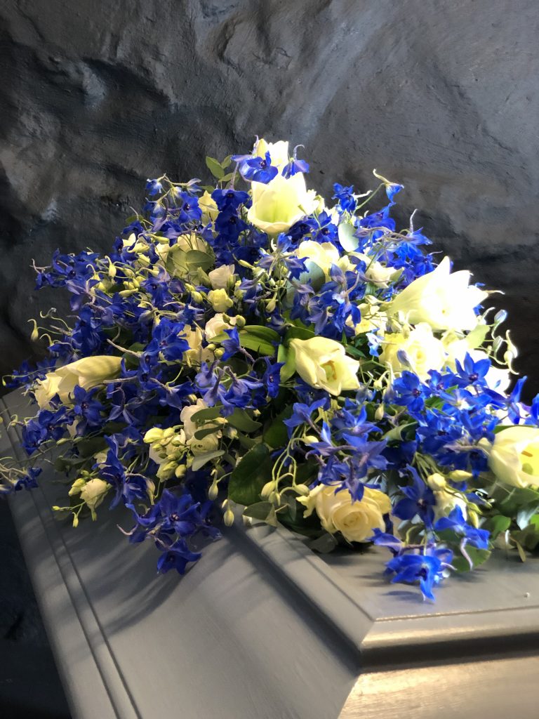 Blåa och vita blommor på kista