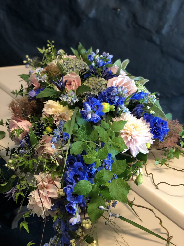 Blommor på kista i olika färger