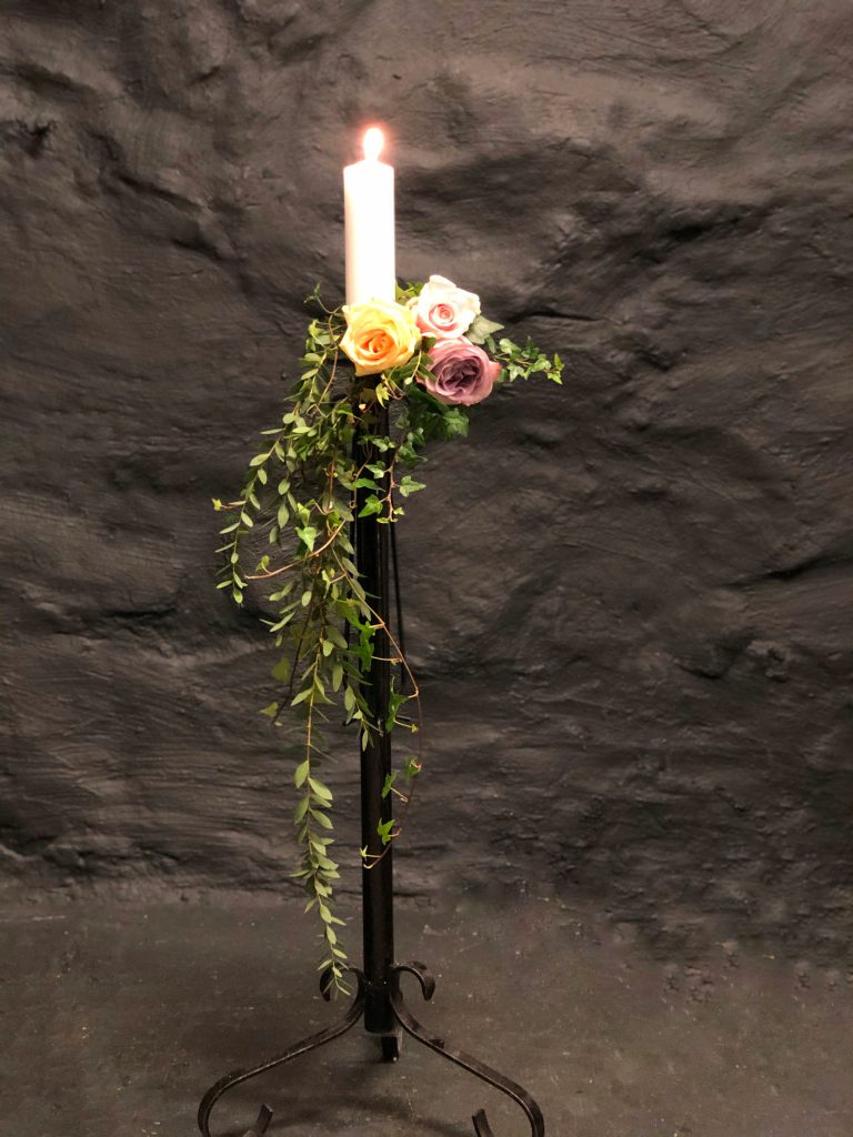 Ljusdekoration med rosor och tänt ljus