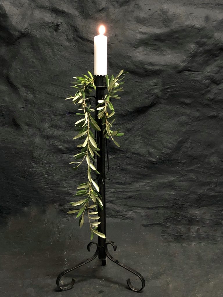 Ljusdekoration med gröna blad
