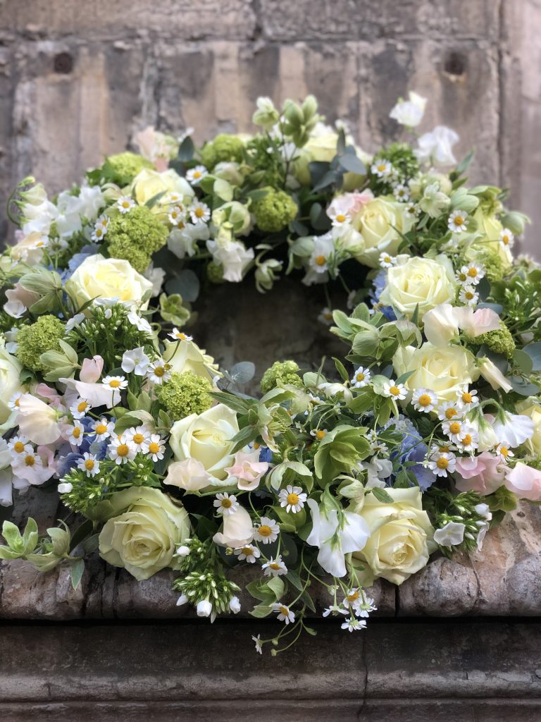 Krans med blommor i olika färger