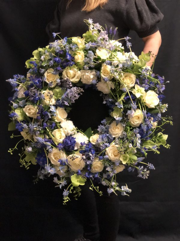 Krans med blommor i varierade färger