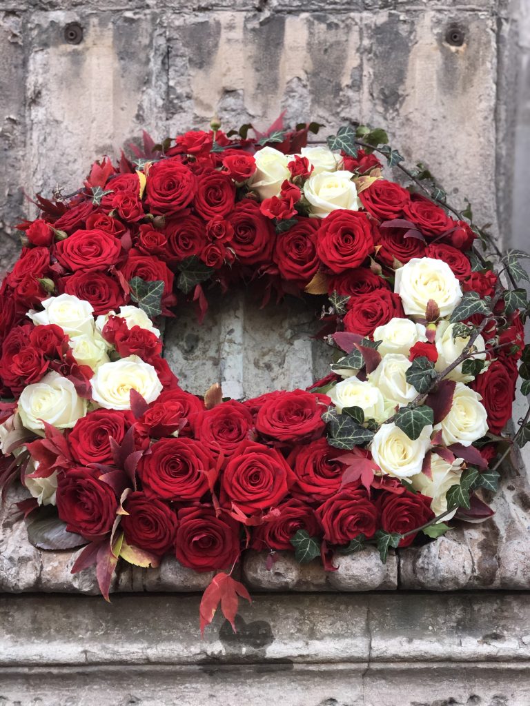 Grans av röda och vita blommor