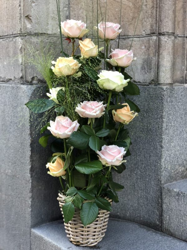 Hög dekoration av blommor på trappsteg