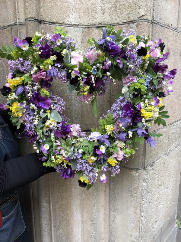 Hjärta av blommor i olika färger