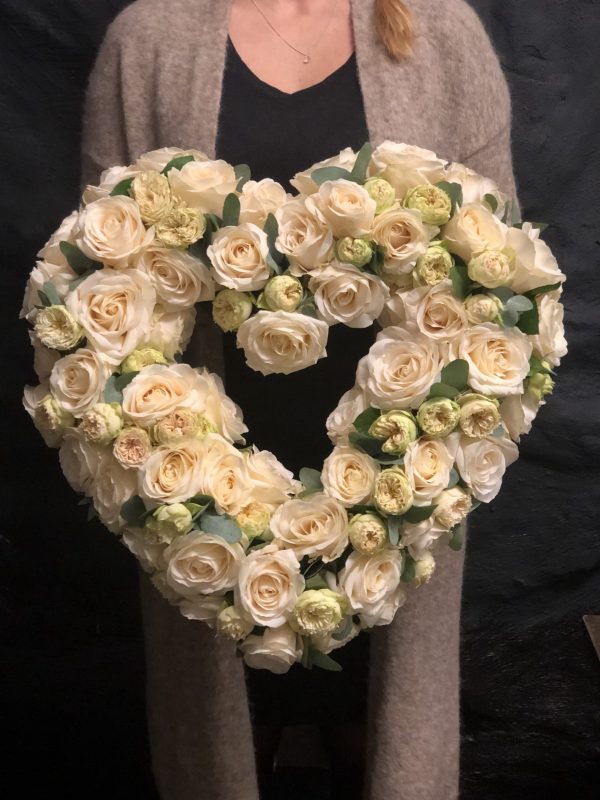 Hjärta med vita blommor