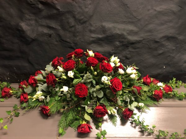 Röda och vita blommor på kista