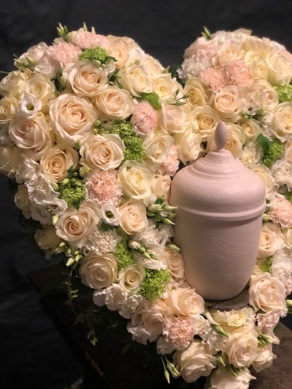 Hjärta av blommor med urna i mitten