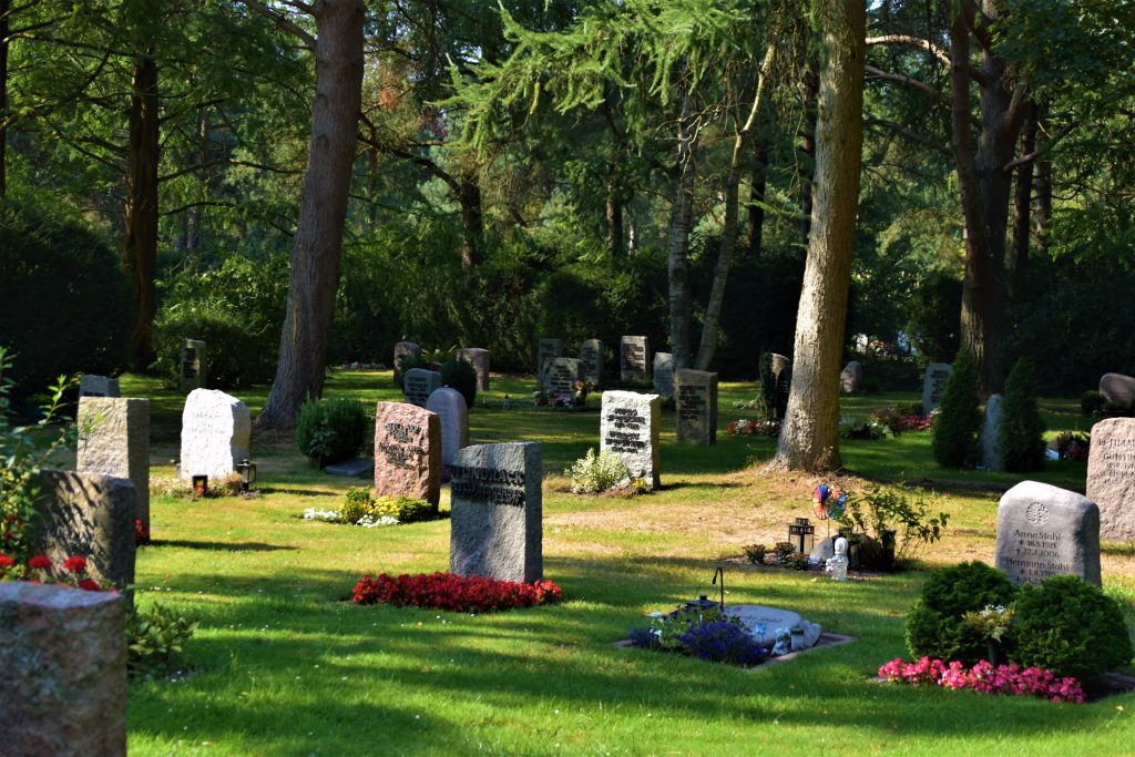 Kyrkogård med flera gravar