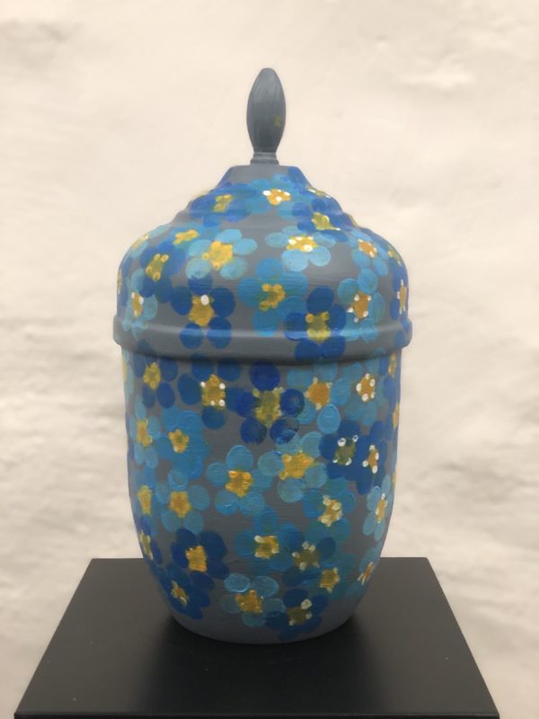 Handmålad urna med blåa och gula blommor