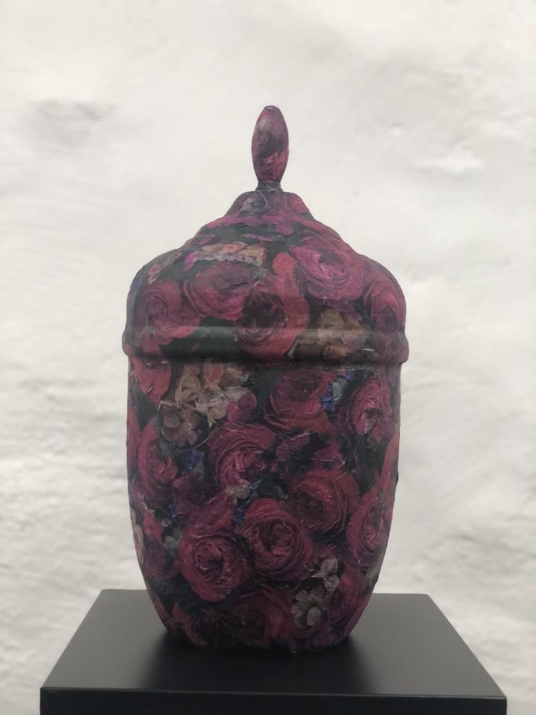 Handmålad urna med ros