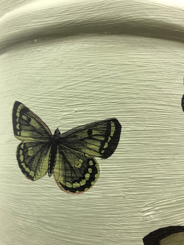 IGNIS unika urna Fjäril målad grön med en fjäril