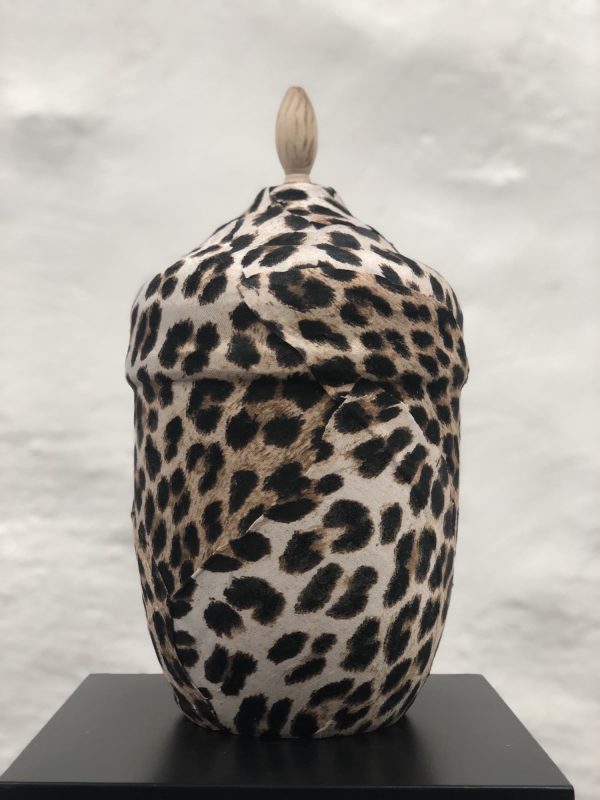 Handmålad urna med leopard-motiv