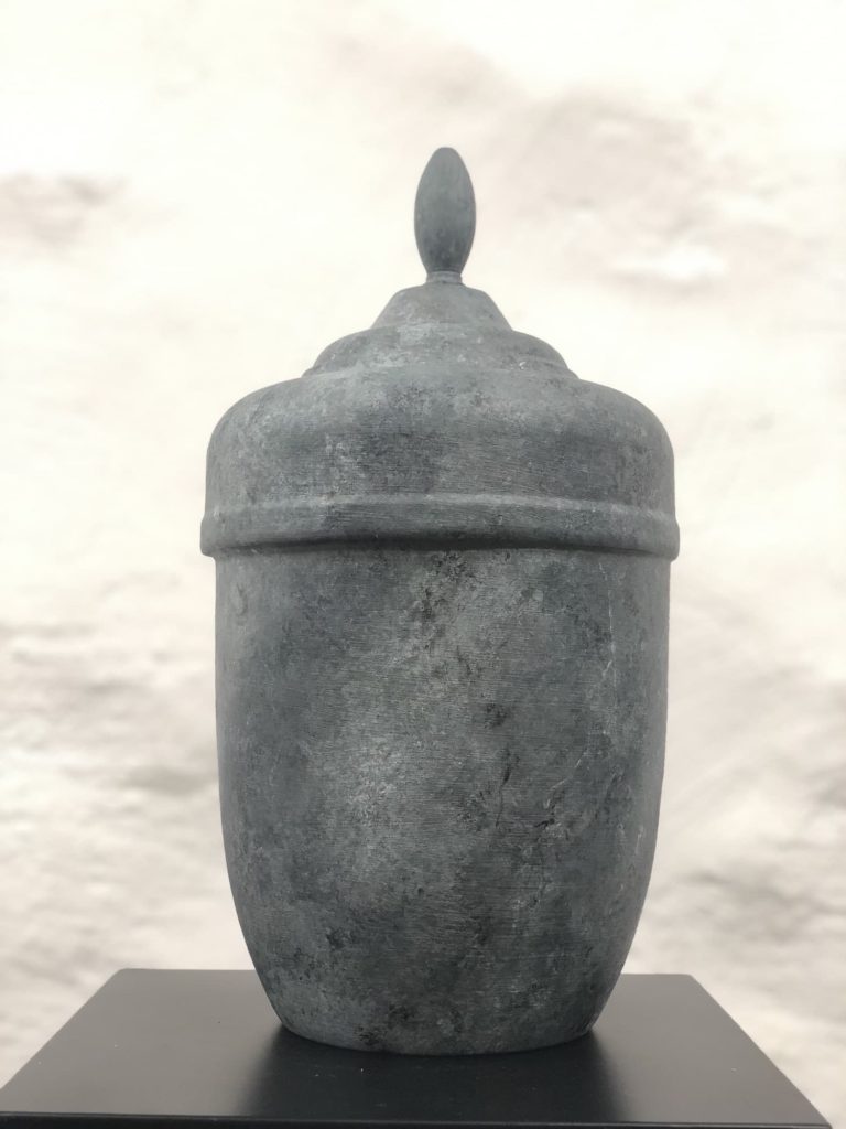 Handmålad urna i grå marmor