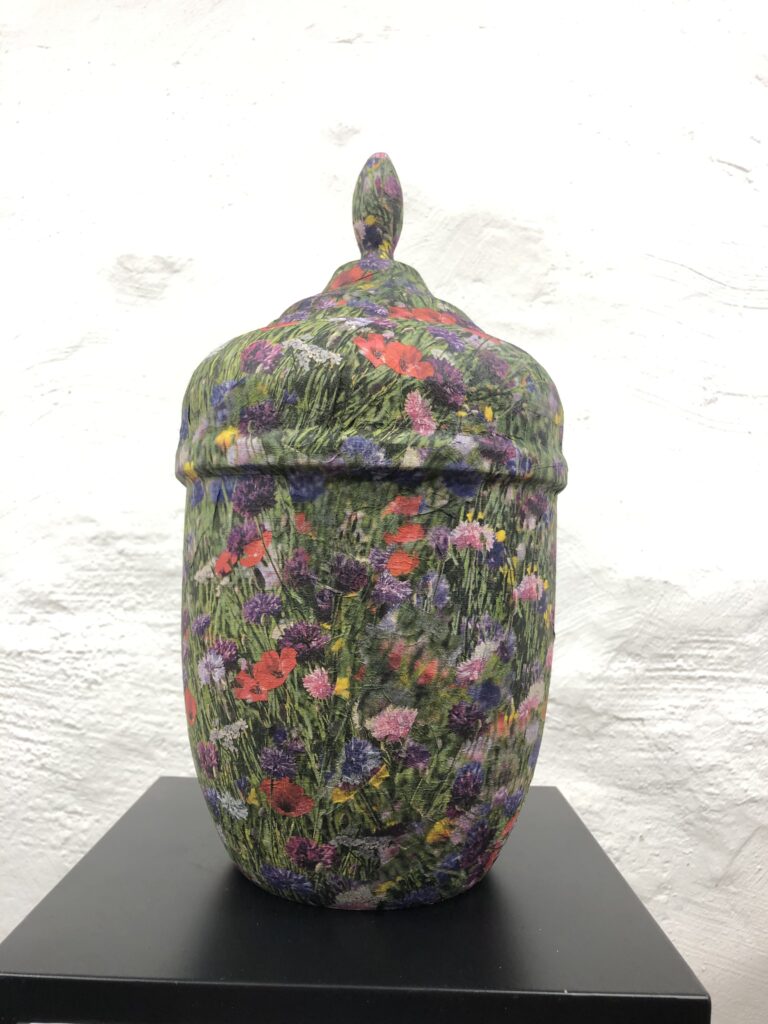 IGNIS unika urna Sommaräng målad med blommor